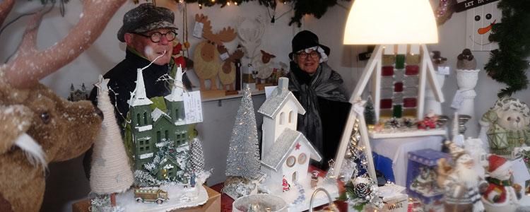 Marktkraam met houten cadeautjes